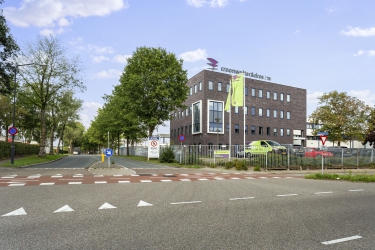 <p><strong>Bedrijventerrein Kuipersveld omvat o.a. de Wilmersdorf, Gladsaxe, Minden en Sutton en is ideaal gelegen t.o.v. de A1 afslag Apeldoorn-Zuid.</strong></p><p>Het bedrijventerrein biedt ruimtee aan bedrijven in verschillende branches, van hoogwaardige technologiebedrijven en industriële bedrijvigheid tot autoschadebedrijven en recycling activiteiten.</p><p>Meer info: <a href=